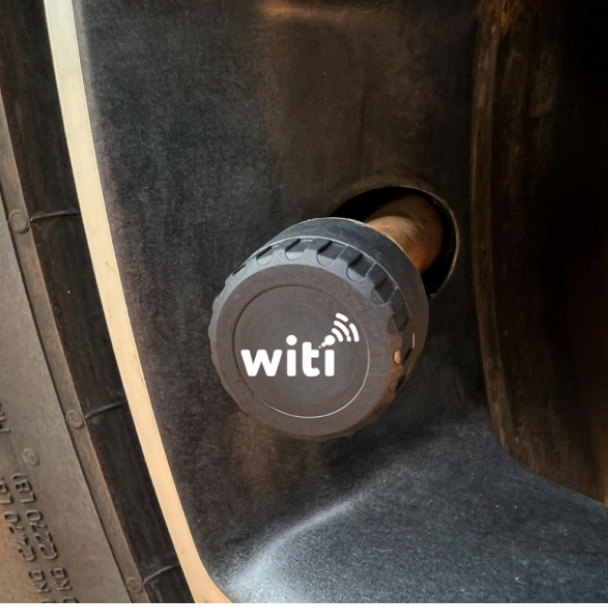 WiTi TPMS sensor fitted to a tyre valve, monitoring pressure in real time